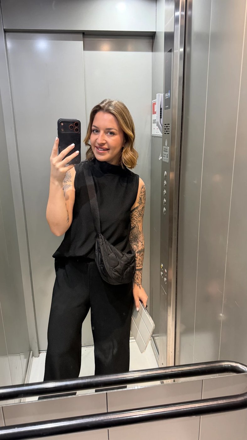 Isabela de preto segurando o celular